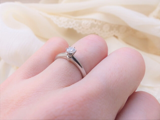 優雅な指に輝く銀色の指輪